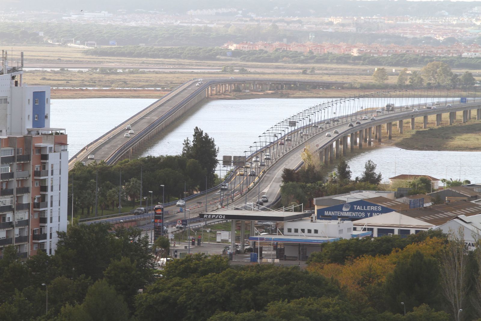 Tras la promesa incumplida de Chaves y pese a las obras actuales, la conexión entre la capital y las playas espera una respuesta.