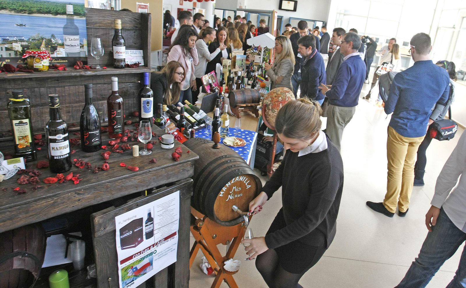 Una joven sirve una copa de jerez en una simulación en el campus de una feria de exportación de vinos a los países de Mercosur.