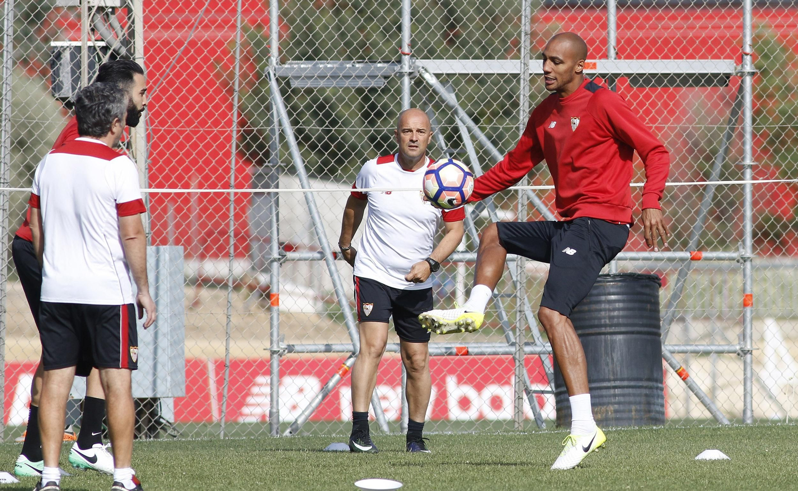 Steven N'Zonzi toca el balón, con Rami a la expectativa y tapado por Juanma Lillo, con Jorge Desio al fondo.