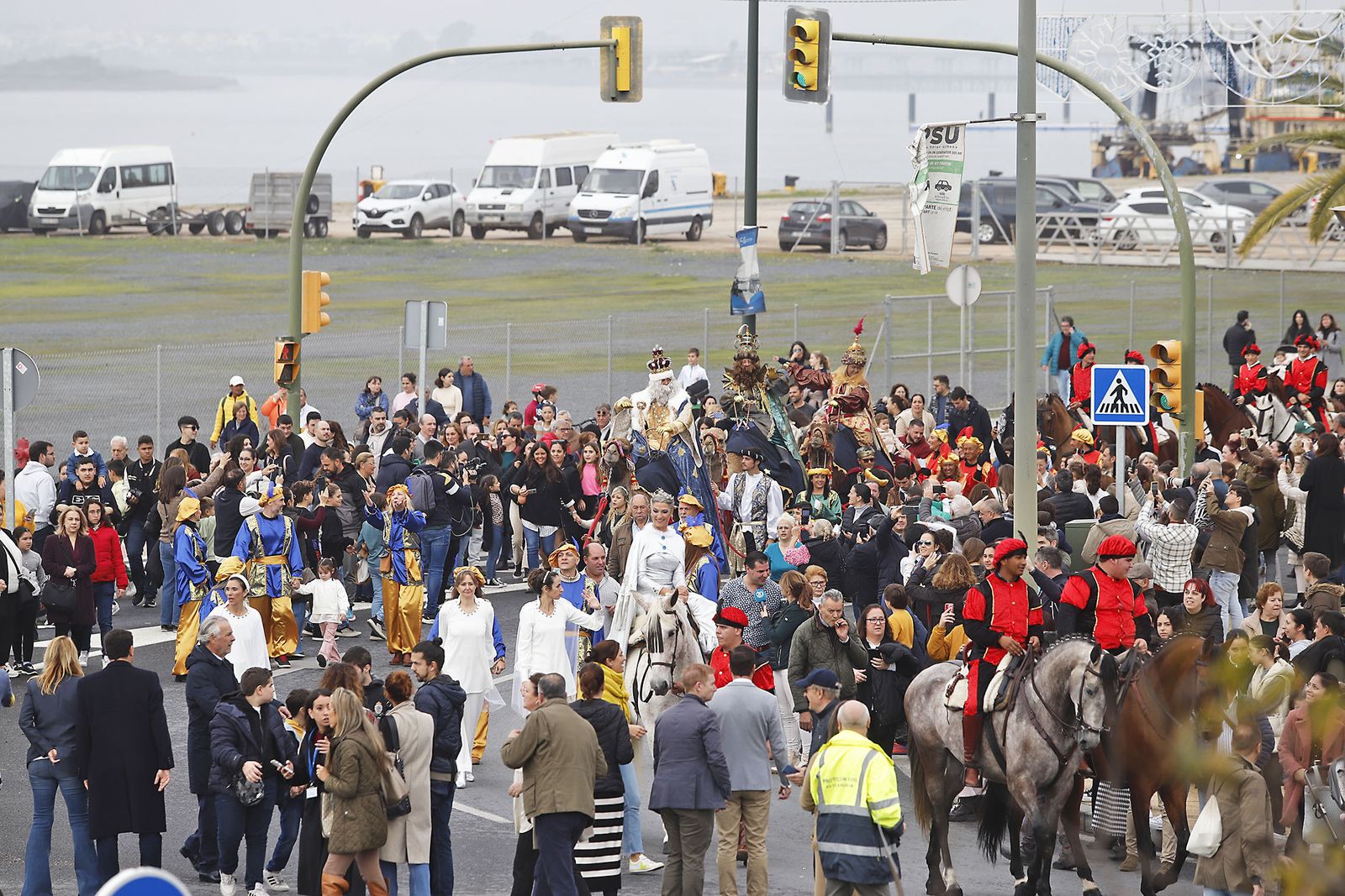 Imágenes de la mágica llegada de los Reyes Magos y la Estrella de la Ilusión a Huelva en barco