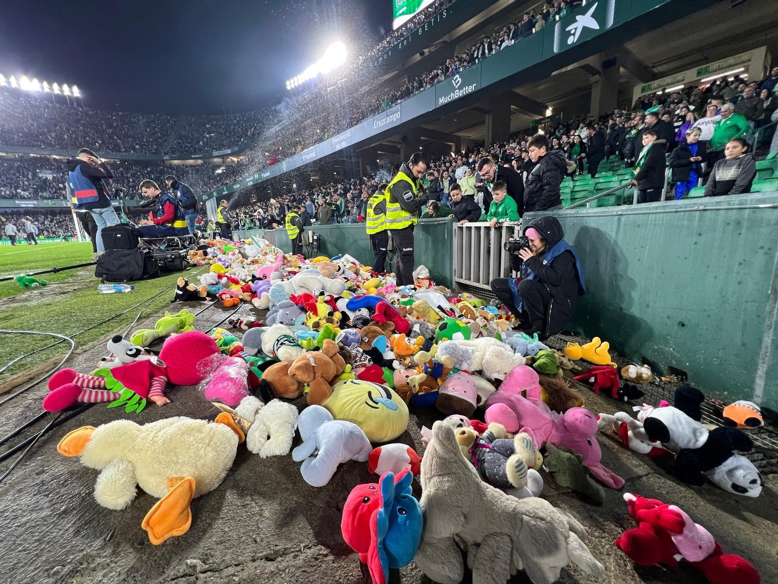 Lluvia de Peluches en el Benito Villamarín
