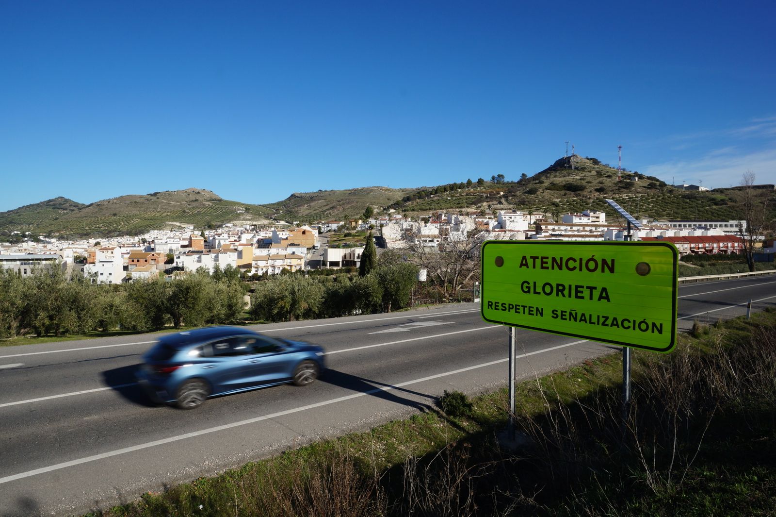 La A-318, a su paso por Doña Mencía.
