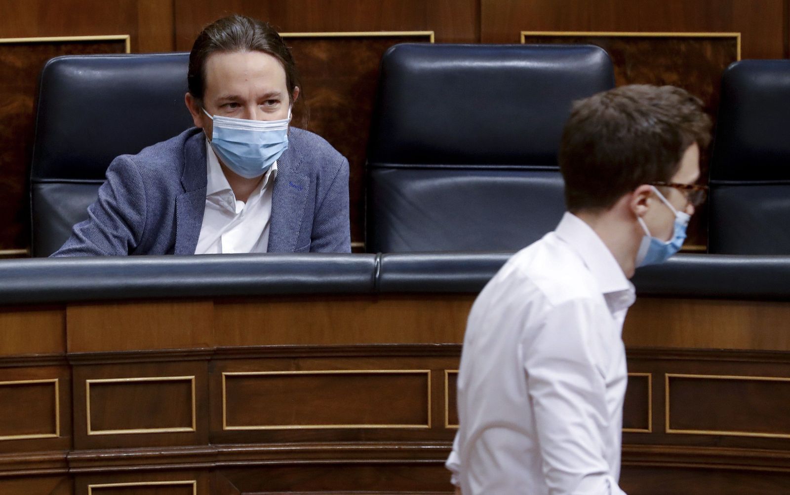 El vicepresidente segundo, Pablo Iglesias, y el portavoz de Más País en el Congreso, Íñigo Errejón, este miércoles en el hemiciclo de la Cámara Baja.