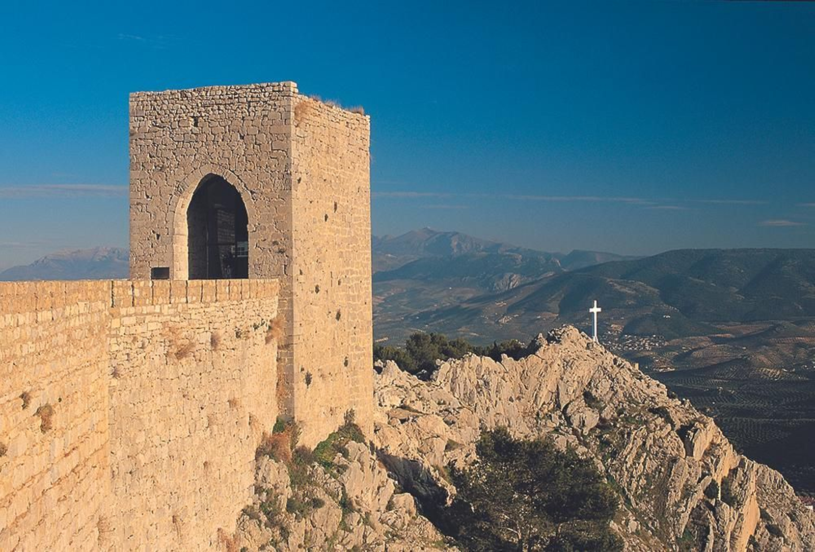 Torre y camino a la Cruz en el Castillo de Santa Catalina, con unas panorámicas espectaculares de la ciudad de Jaén.