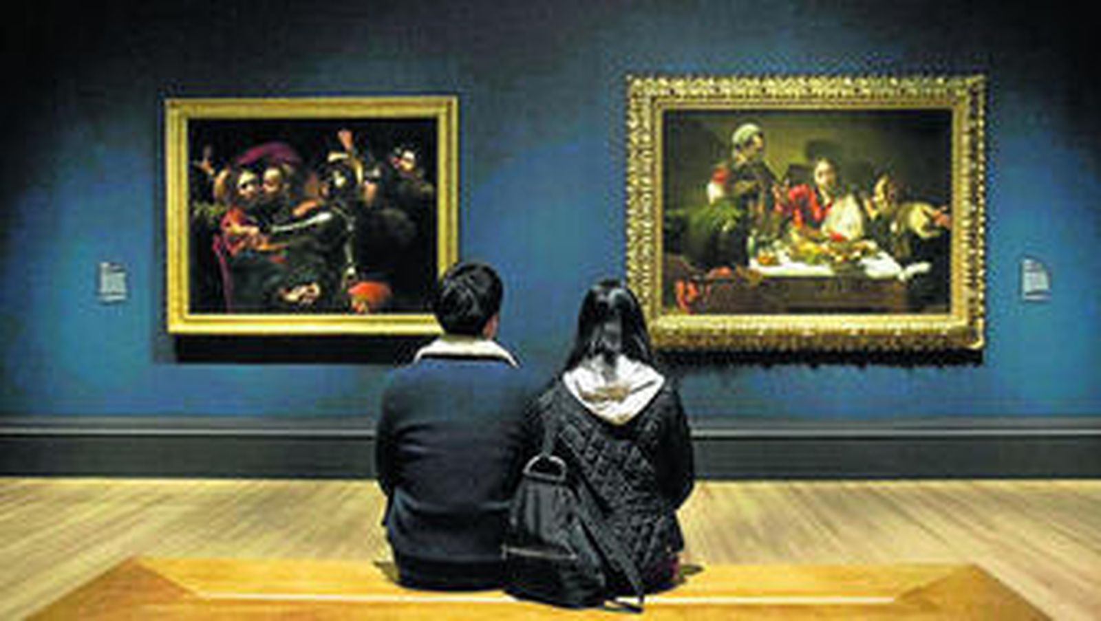 Unos visitantes observan dos obras de Caravaggio expuestas en la National Gallery.