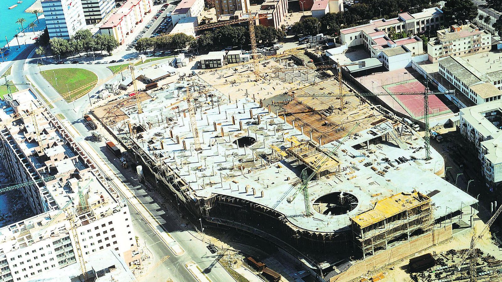 Proceso de construcción del centro comercial.