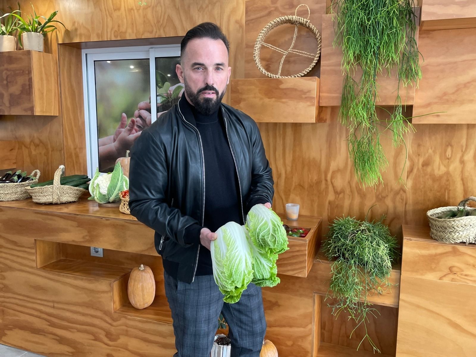 Francisco Montoya muestra piezas de col china bio