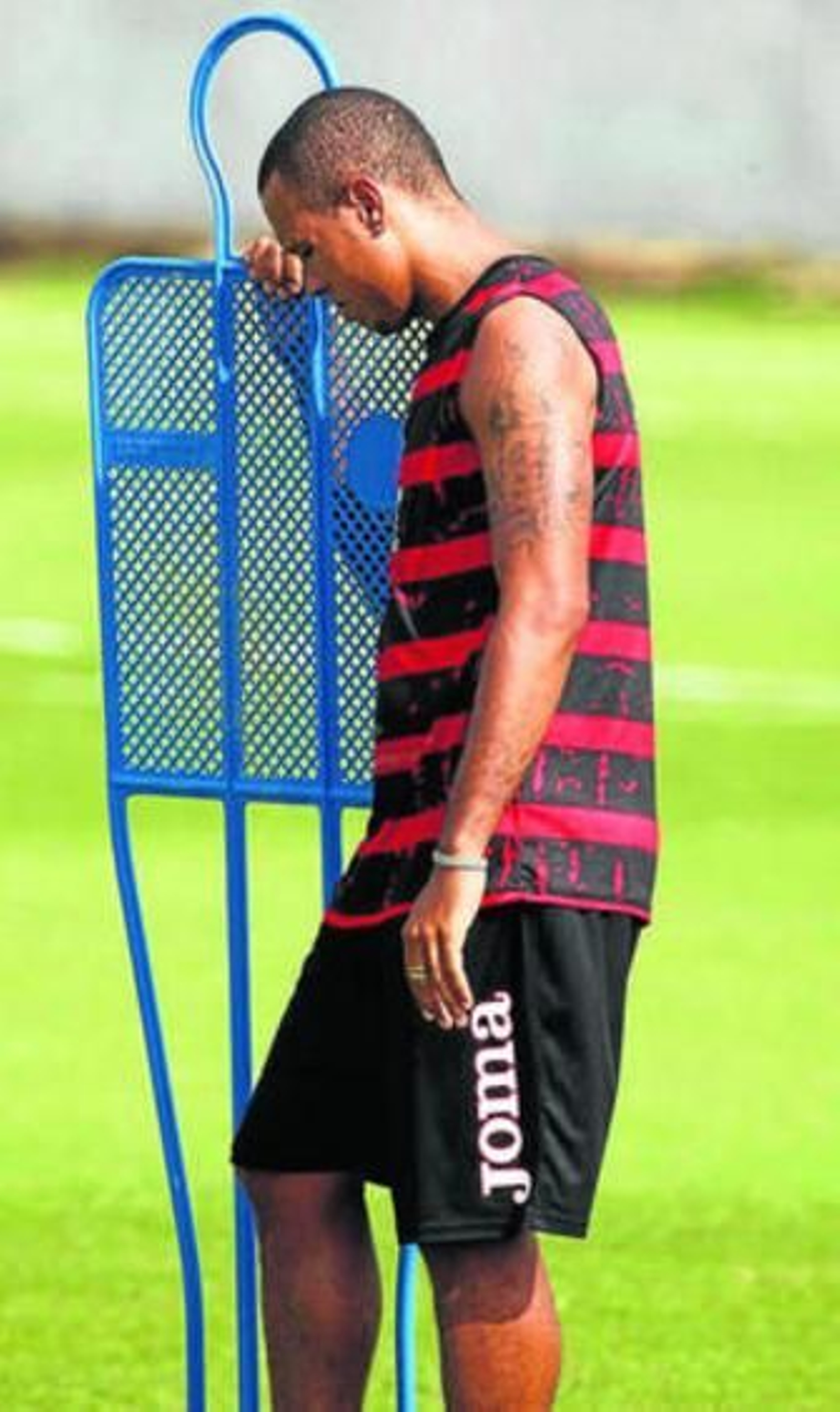 Luis Fabiano descansa durante un parón del entrenamiento.