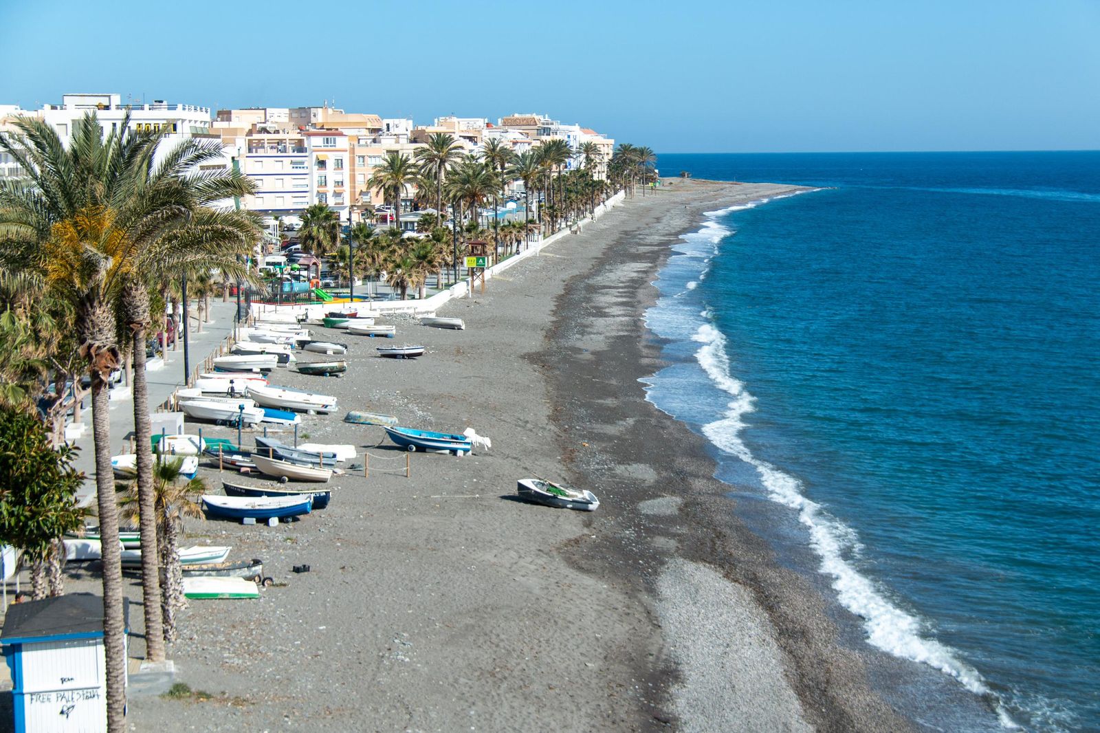 Así están las playas de Granada a pocos días de la Semana Santa