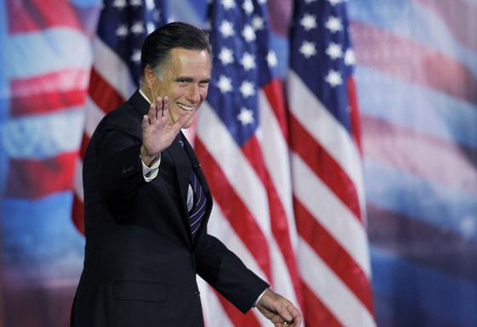 Romney saluda a sus simpatizantes tras reconocer la derrota.

Foto: Reuters