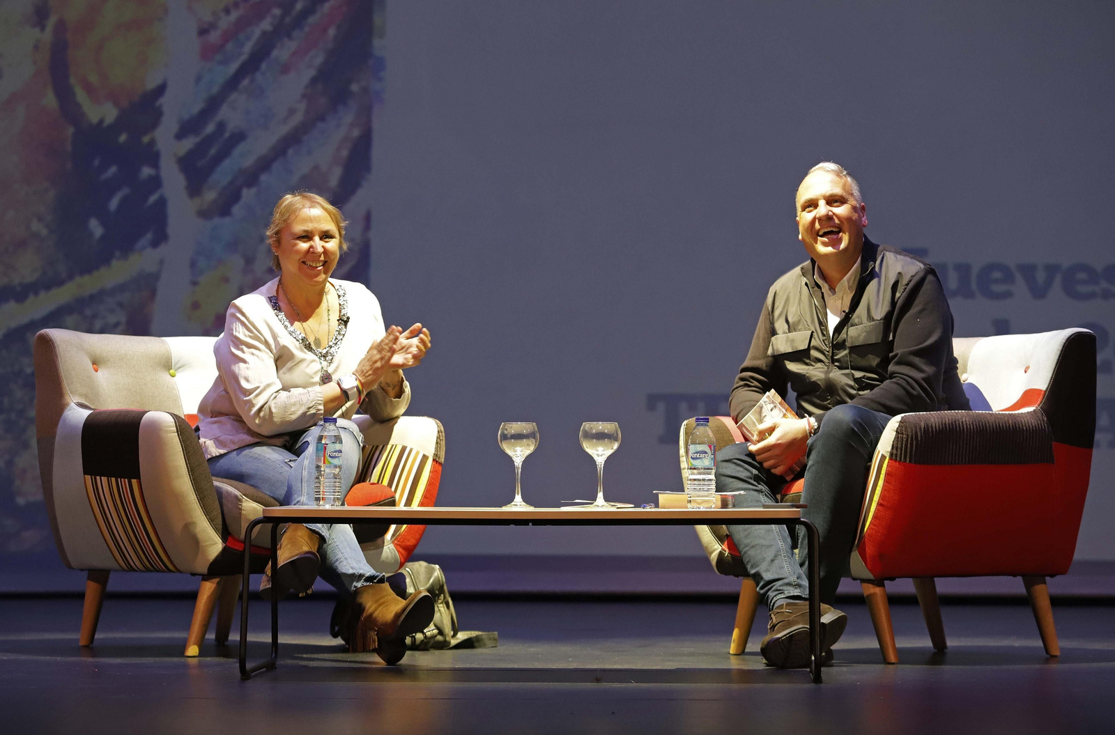 Megan Maxwell, junto a Juan Carlos Ruiz Boix en el teatro Juan Luis Galiardo.