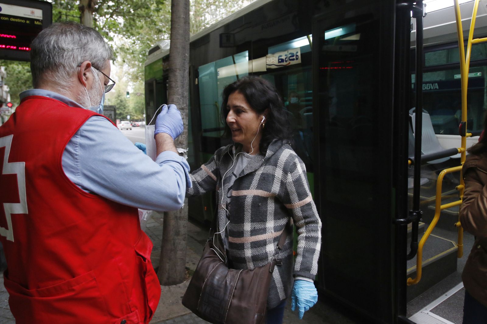 Las fotos del reparto masivo de mascarillas y la vuelta al trabajo en algunos sectores en Córdoba