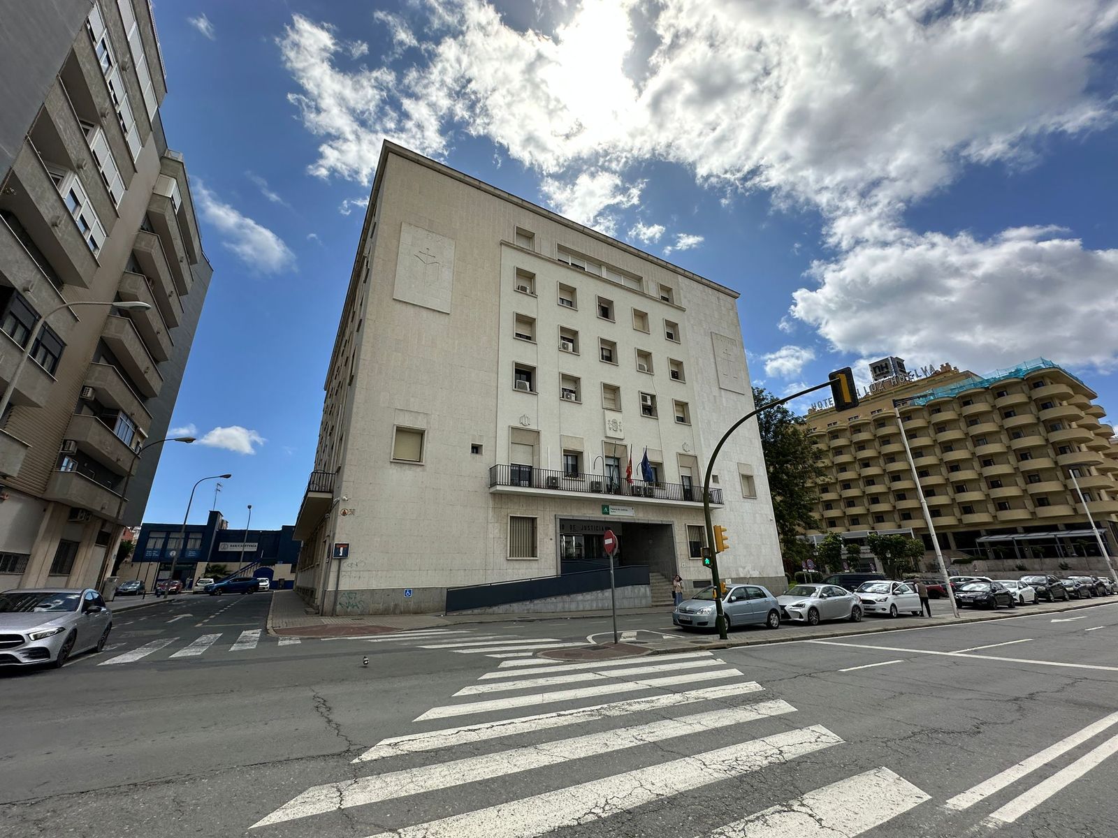 El Palacio de Justicia de Huelva tras el desalojo preventivo.