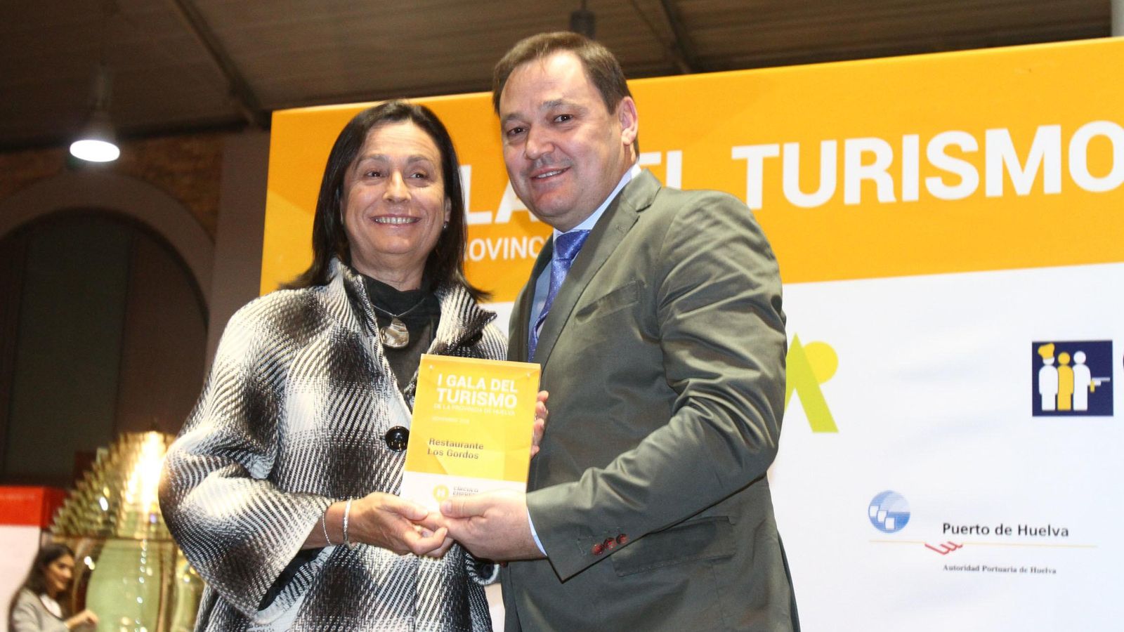 Milagros Domínguez recibe el premio de manos de Antonio R. Macías.