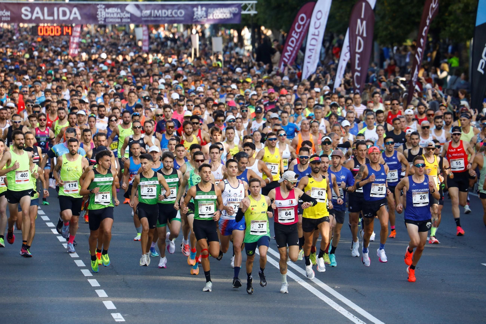 Los corredores, durante la salida de la prueba del año pasado.