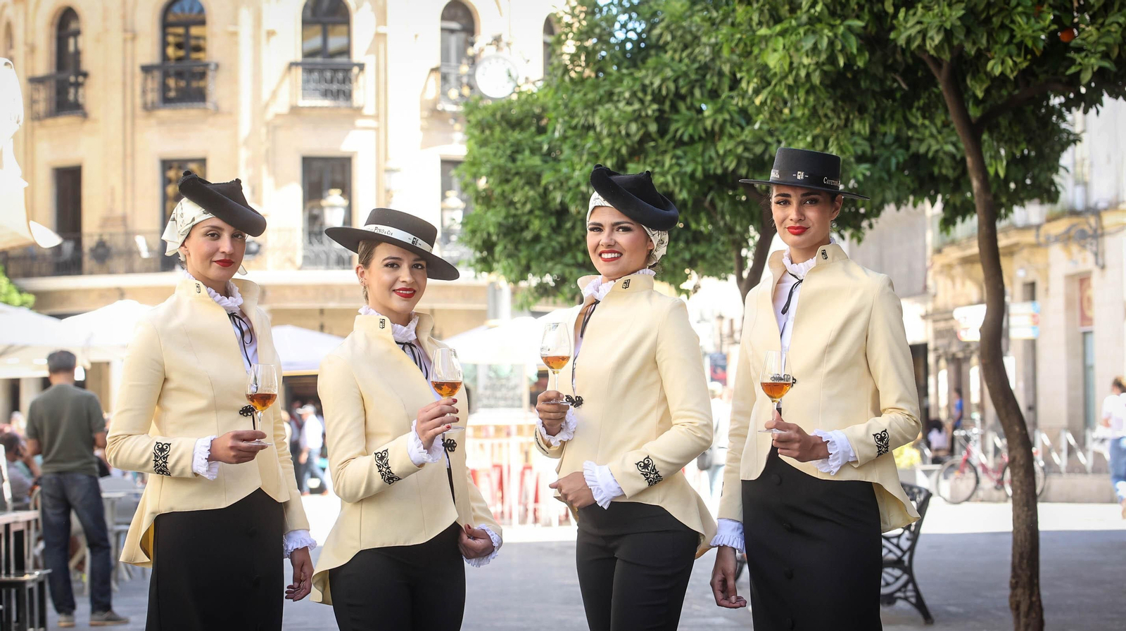 Cayetano del Pino presenta sus nuevos y elegantes uniformes