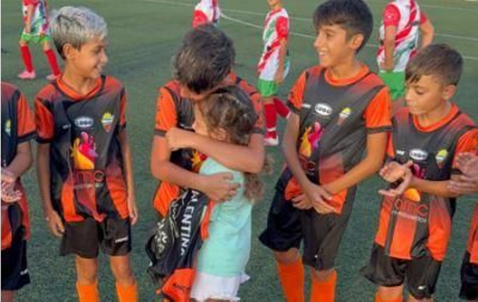 Varios niños participantes en el maratón solidario junto a Valentina.