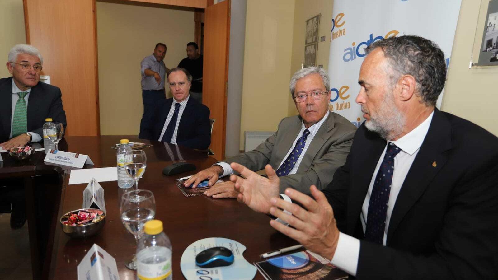 Miguel Palacios, Antonio Agustín, Rogelio Velasco y Carlos Ortiz, ayer en la sede de Aiqbe.
