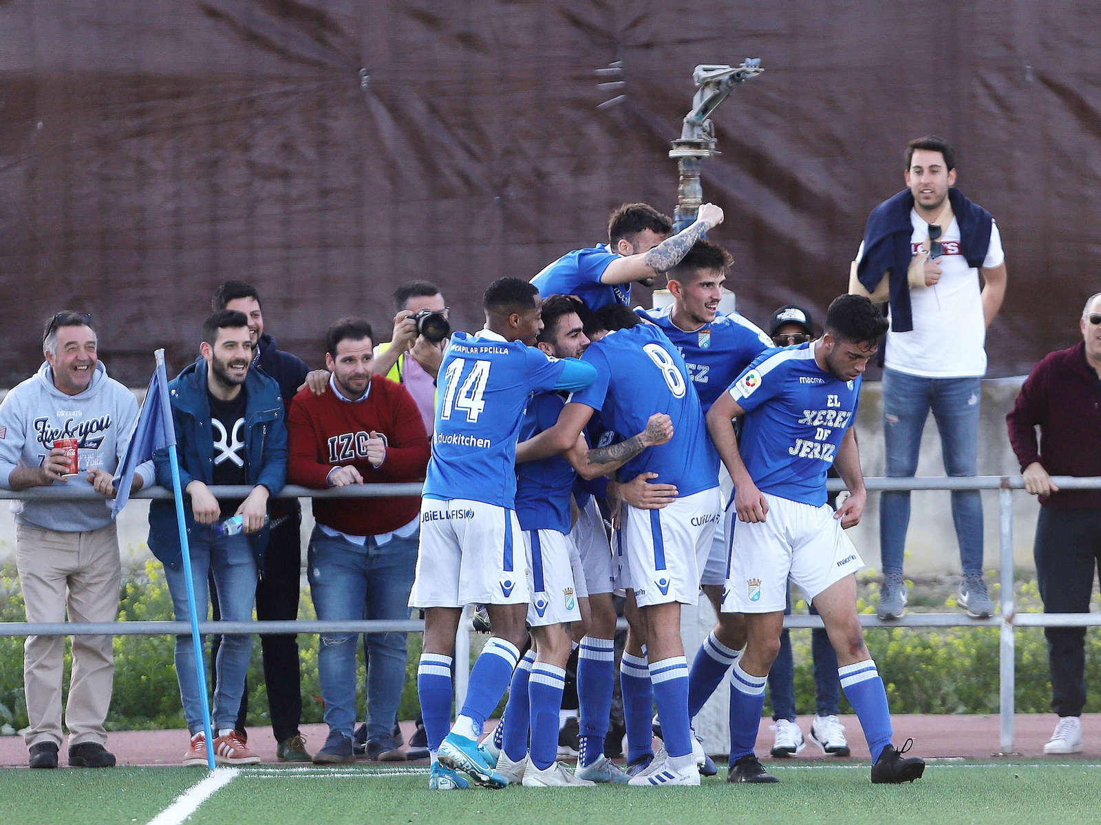 Los jugadores azulinos celebraron a lo grande el golazo de Borja desde el centro del campo.