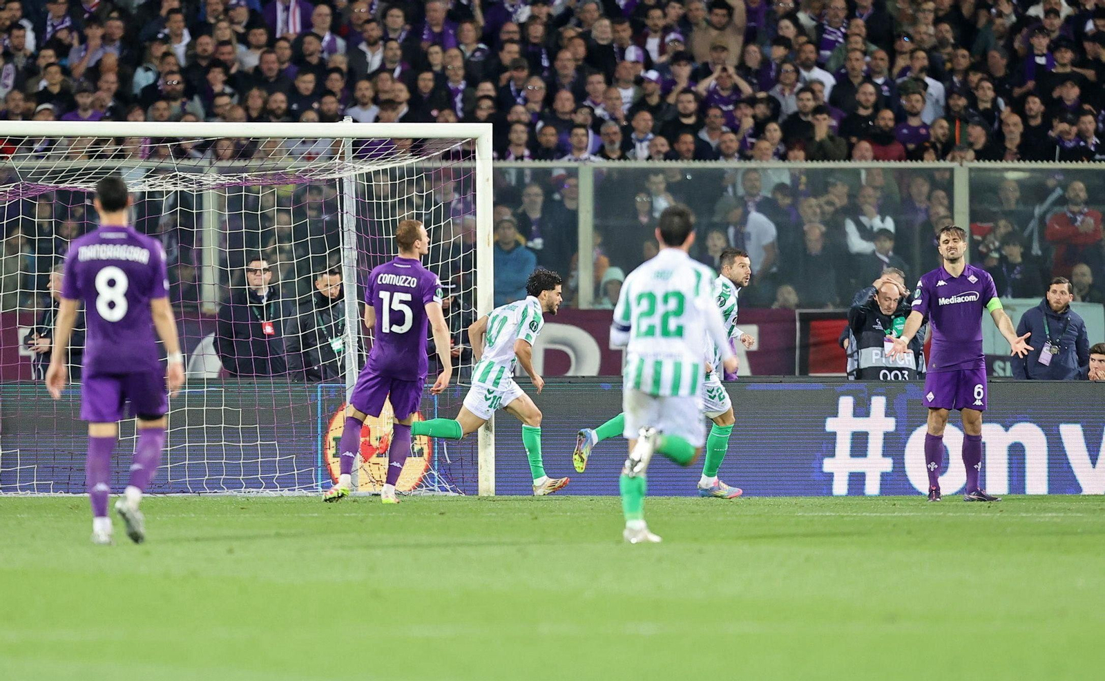 Las fotos del Fiorentina-Betis de la Conference League