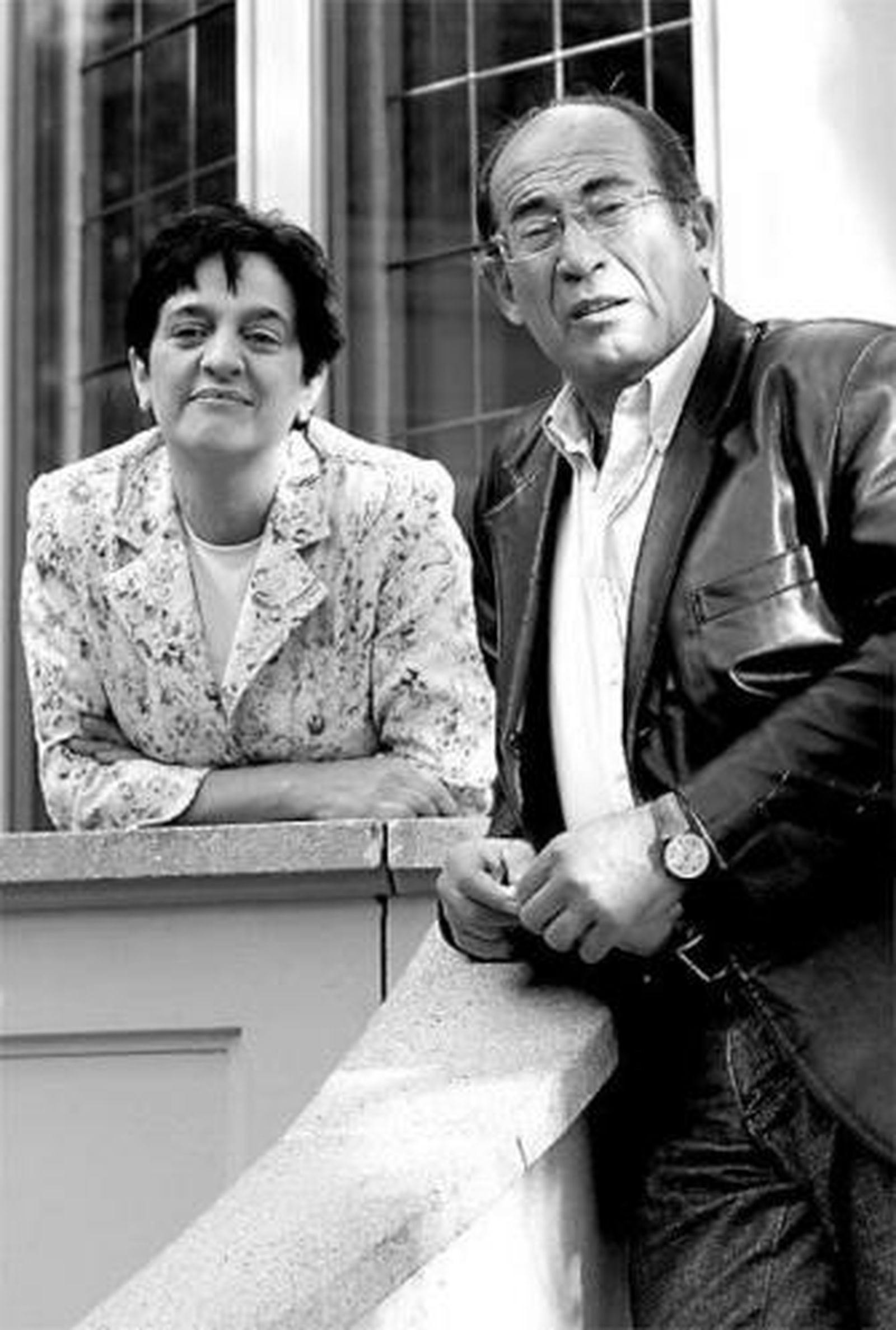 Pilar Lozano, ganadora del infantil, y Juan Madrid, ayer en Barcelona.