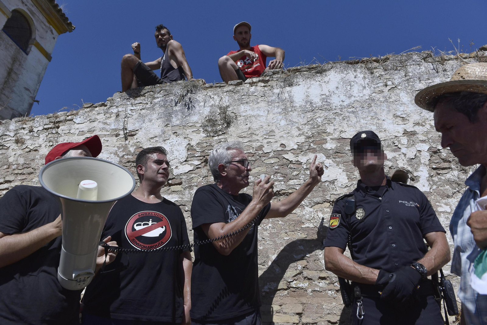 Concentración ante el cortijo Gambogaz, en Camas