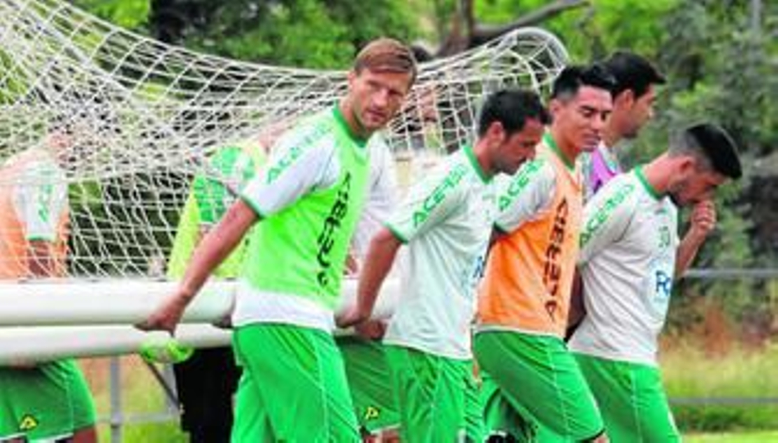 Stankevicius, López Silva, Pineda y el jugador del filial Leto portan una portería durante un entrenamiento en la Ciudad Deportiva.