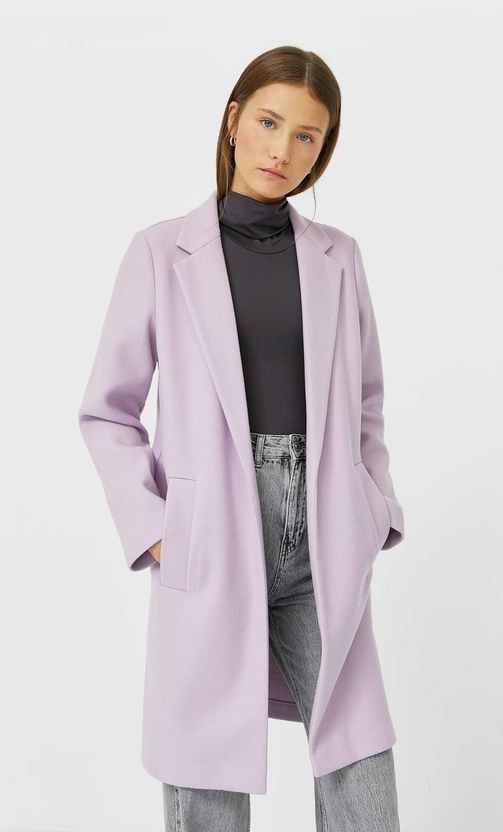 Abrigo lila de Stradivarius (29,99 euros).