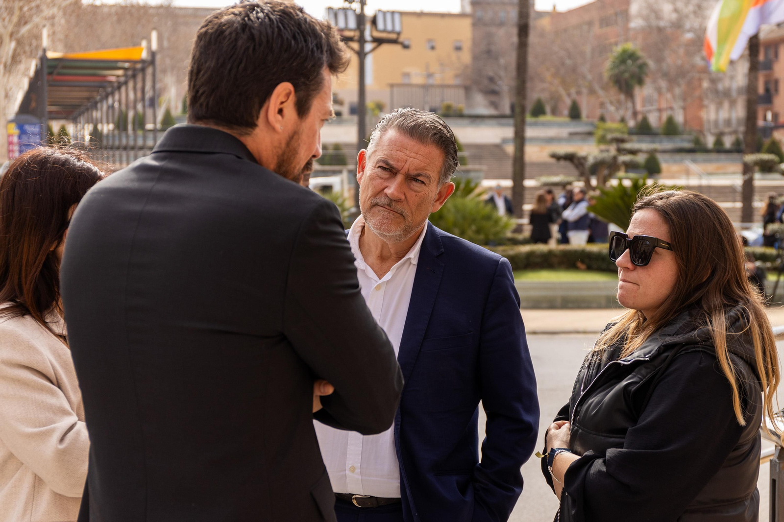 Decenas de linarenses guardan un minuto de silencio por la niña fallecida a causa del incendio en los Arrayanes.