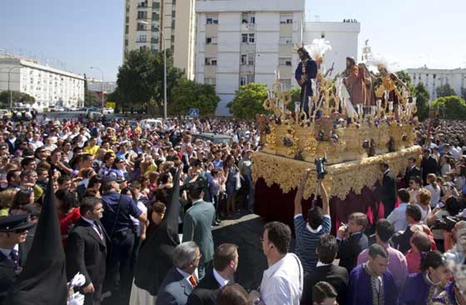 La amplias calles del barrio permiten ver la cantidad de sevillanos que acompañan al Misterio de la Hermandad del Polígono San Pablo.

Foto: Jaime Martínez