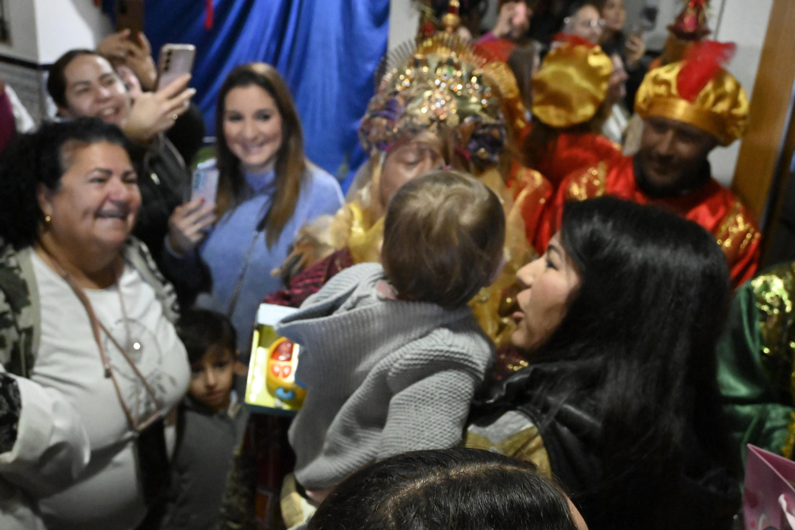 Visita de los Reyes Magos a los ancianos de los asilos de Huelva, en imágenes