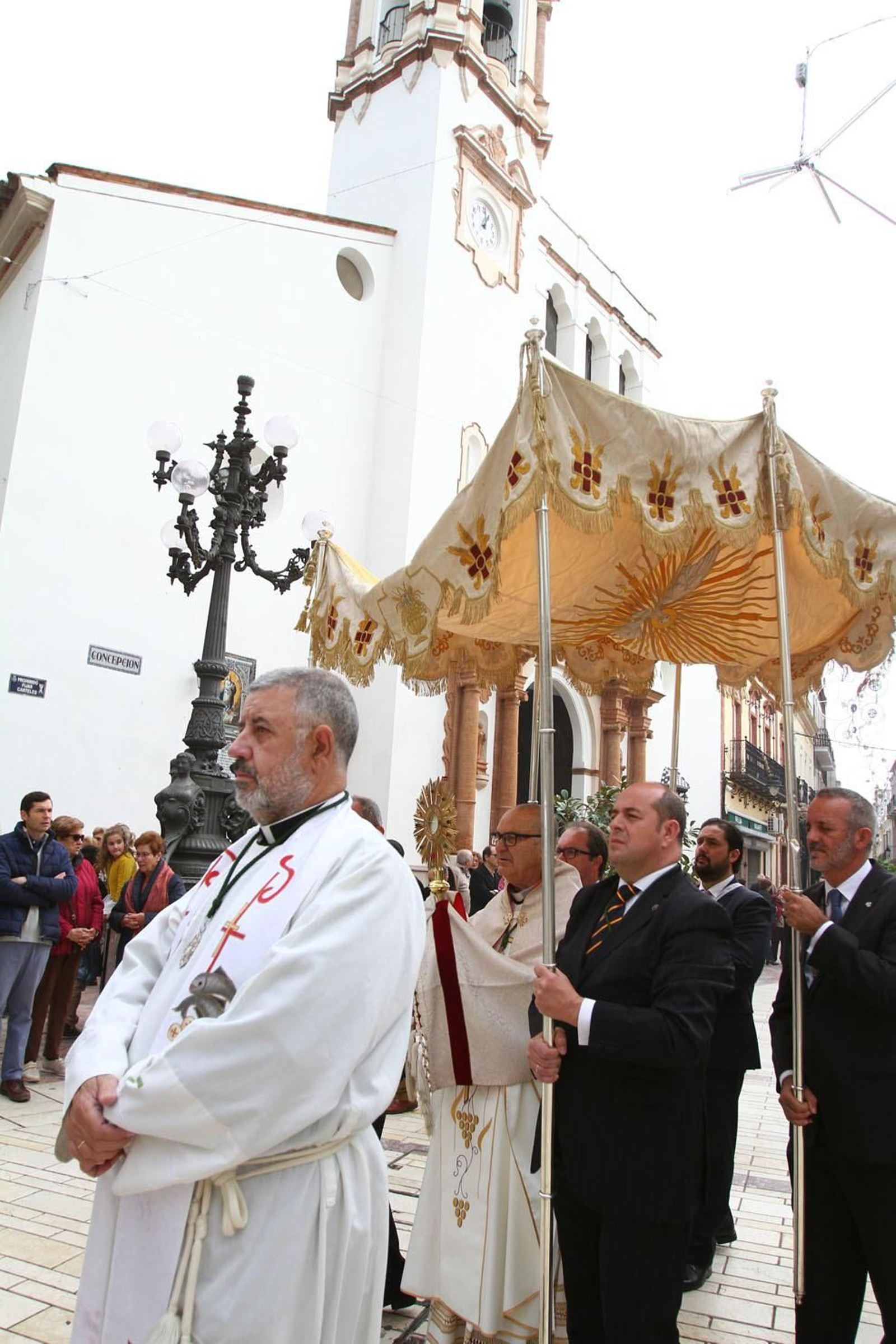 Procesión Solemne  de la Hermandad de La Vera Cruz, con el Santísimo Sacramento.