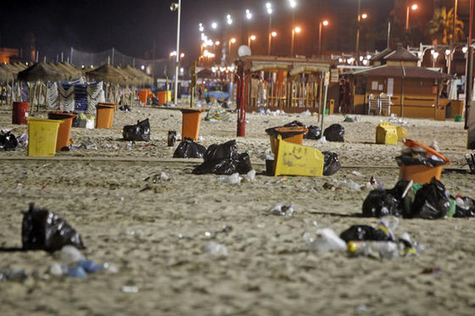 Los servicios de limpieza recogen 42 toneladas de residuos de la arena tras la noche de las barbacoas del Trofeo Carranza.

Foto: Jesus Marin