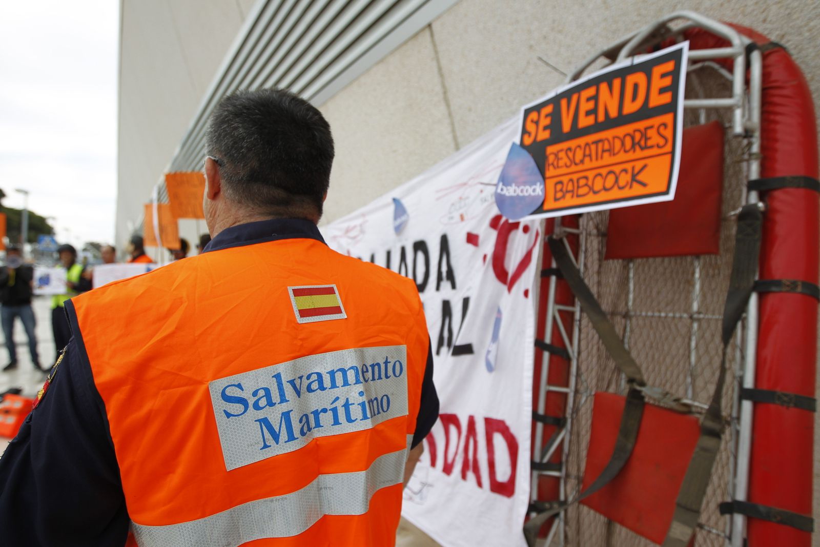 Fotogalería protesta equipo aéreo Salvamento Marítimo en Almería