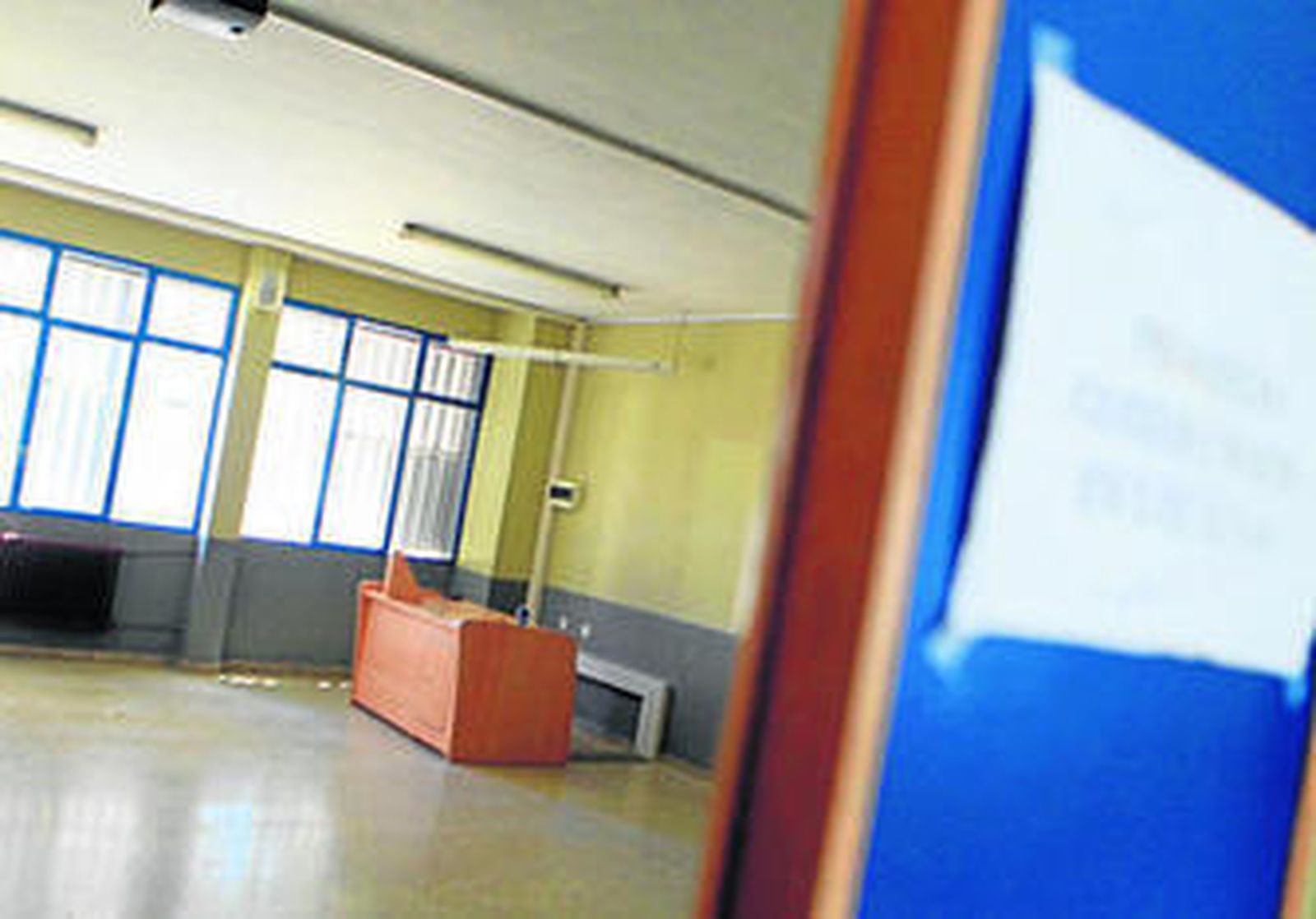 Una de las aulas desalojadas, sin sillas, ayer en la Escuela Politécnica de Algeciras como paso previo a la obra civil.