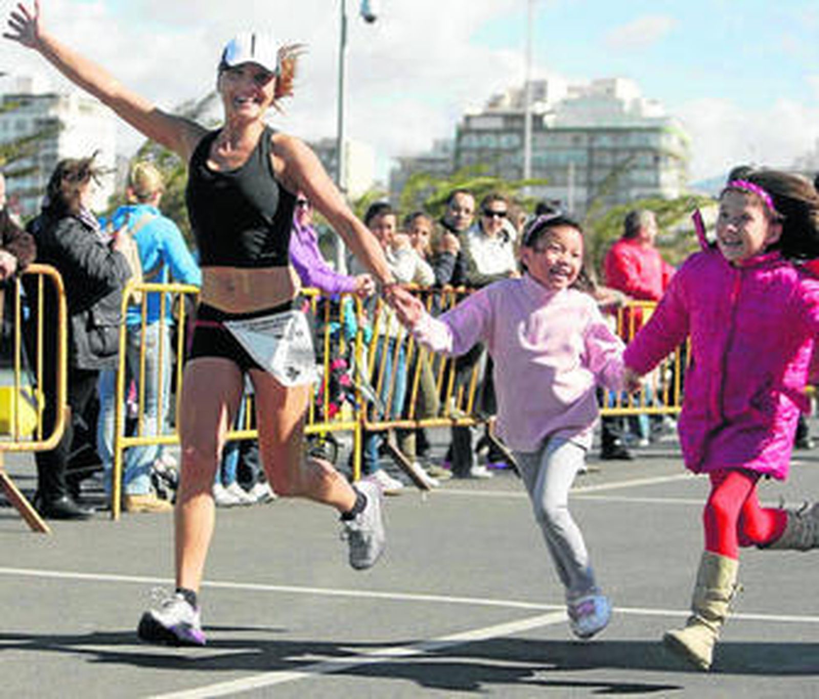Muchos de los atletas entraron acompañados en meta de la mano de sus pequeños.
