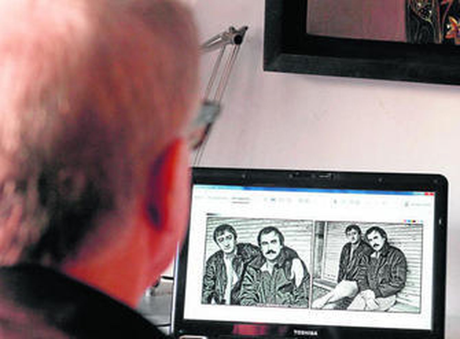 Máximo Moreno en su refugio de la calle Betis, ante una fotografía de Silvio y Miguel Ángel Iglesias.