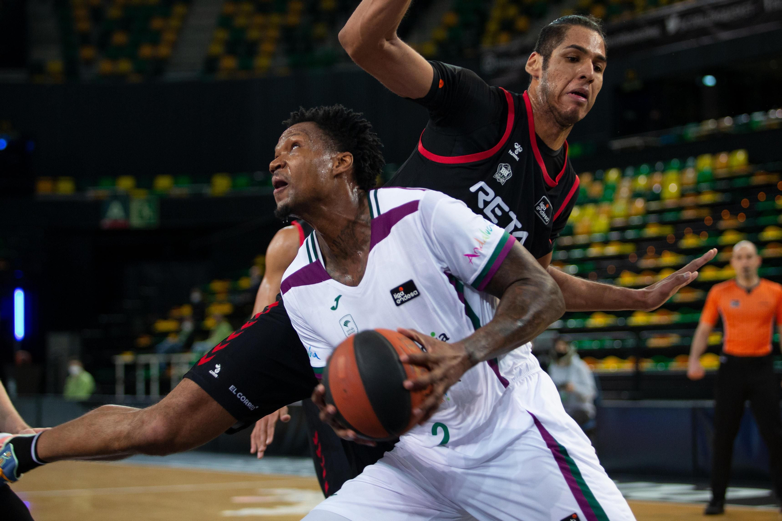 Deon Thompson trata de anotar una canasta en Miribilla.