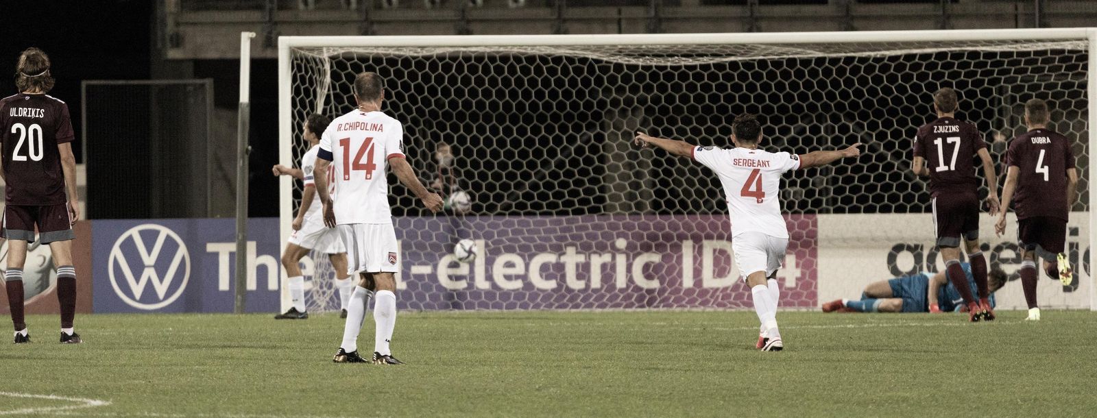 Instante en el que De Barr transforma el penalti que suponía el 1-1