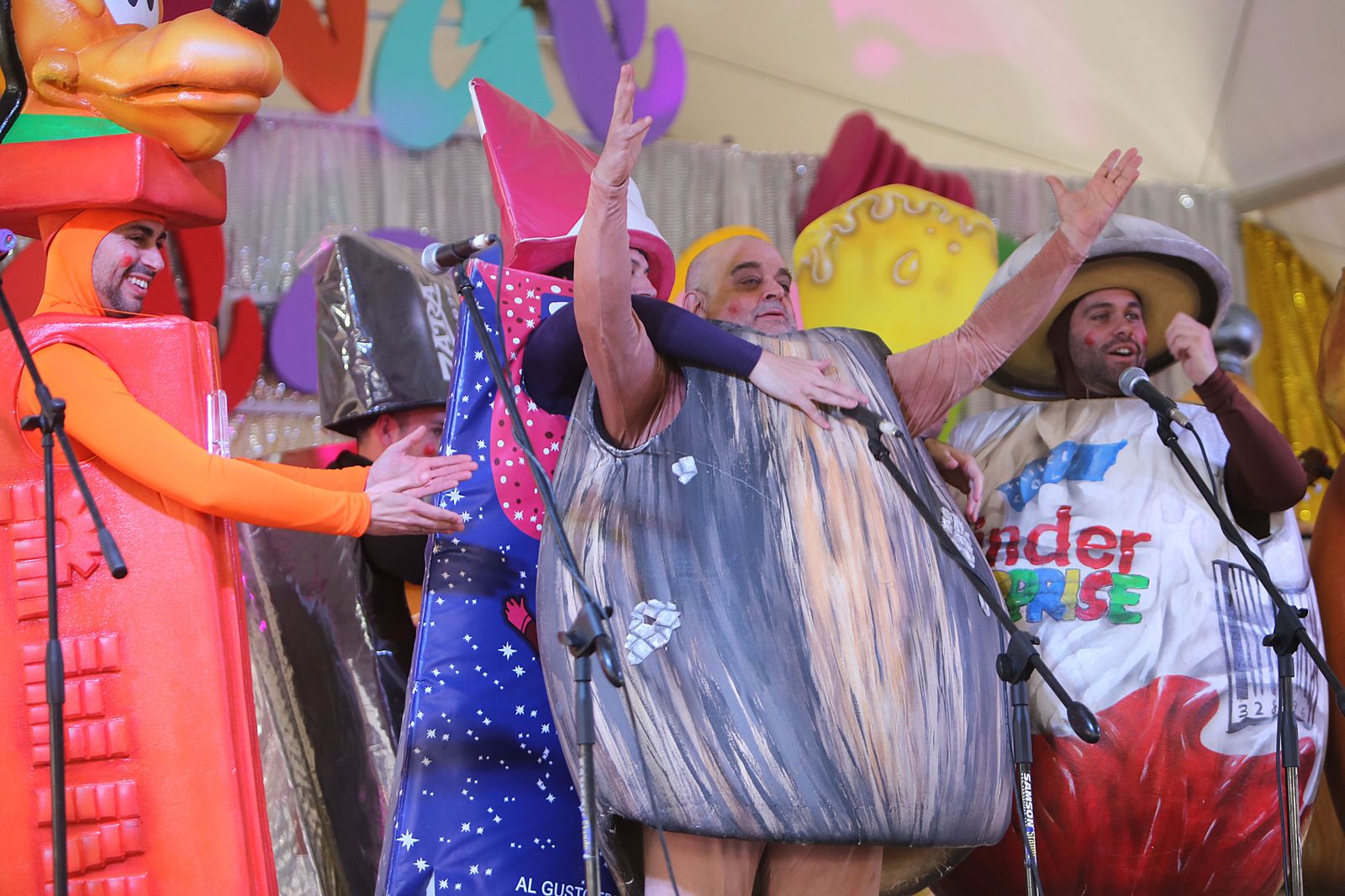 El pregonero con su chirigota 'No valemo un duro' tras finalizar su intervención en la carpa de la Alameda del Río.