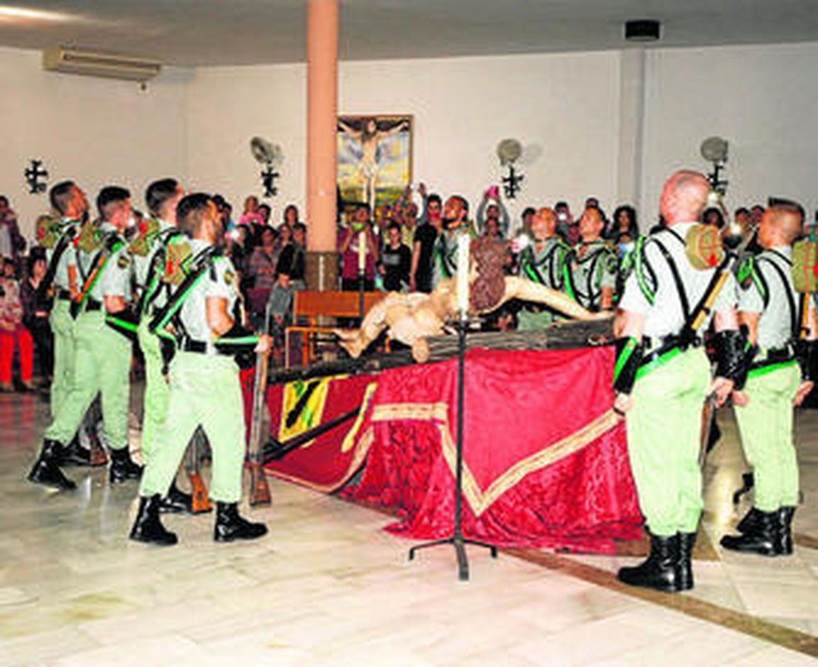 La legión guarda con paso firme