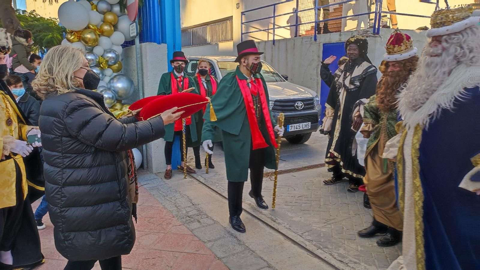 La alcaldesa de Almuñécar entregándole la llave de la ciudad a los Reyes Magos