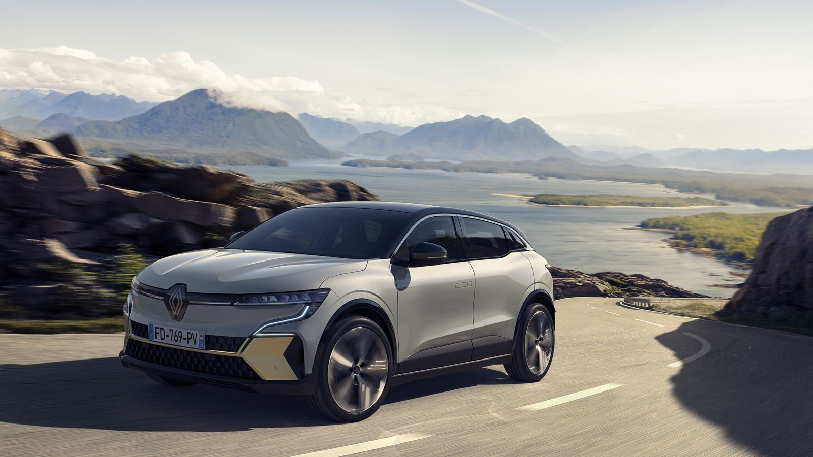 Son cuatro los niveles de equipamiento básicos para la combinación de una batería con dos motores y de la otra sólo con el de menos potencia.