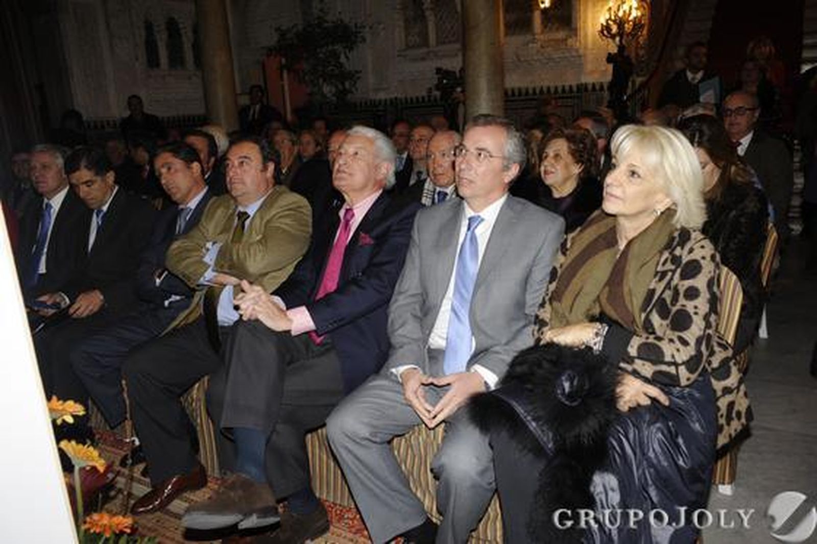 Junto al conferenciante, sentados en primera fila, estuvieron el consejero de Gobernación y Justicia, Francisco Menacho; el presentador, Manuel Estrella; Tomás Valiente, director general del Grupo Joly; Miguel Nuche, presidente del Casino Gaditano; Javier de Torre, subdelegado del Gobierno en la provincia de Cádiz, y la alcaldesa de la ciudad, Teófila Martínez.

Foto: Joaquín Hernández Kiki