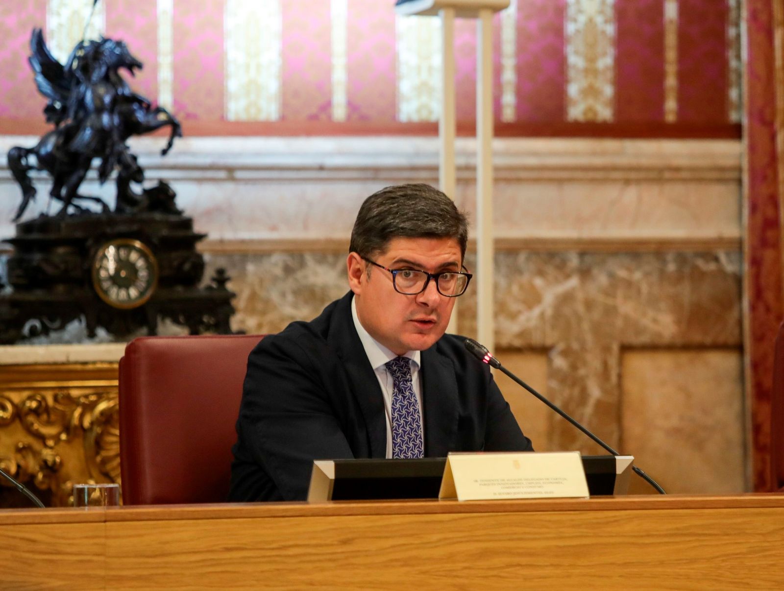 El delegado de Economía del gobierno local responde al PSOE que activó el 19 de junio la campaña de bonos de compras en Sevilla
