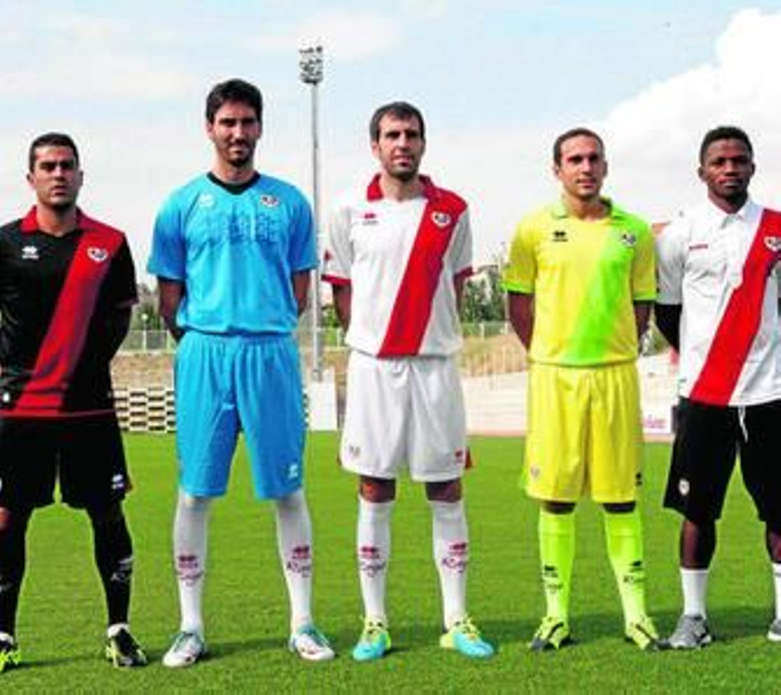Nery Castillo, Cobeño, Trashorras, Nacho y Lass, durante la presentación de las nuevas camisetas.