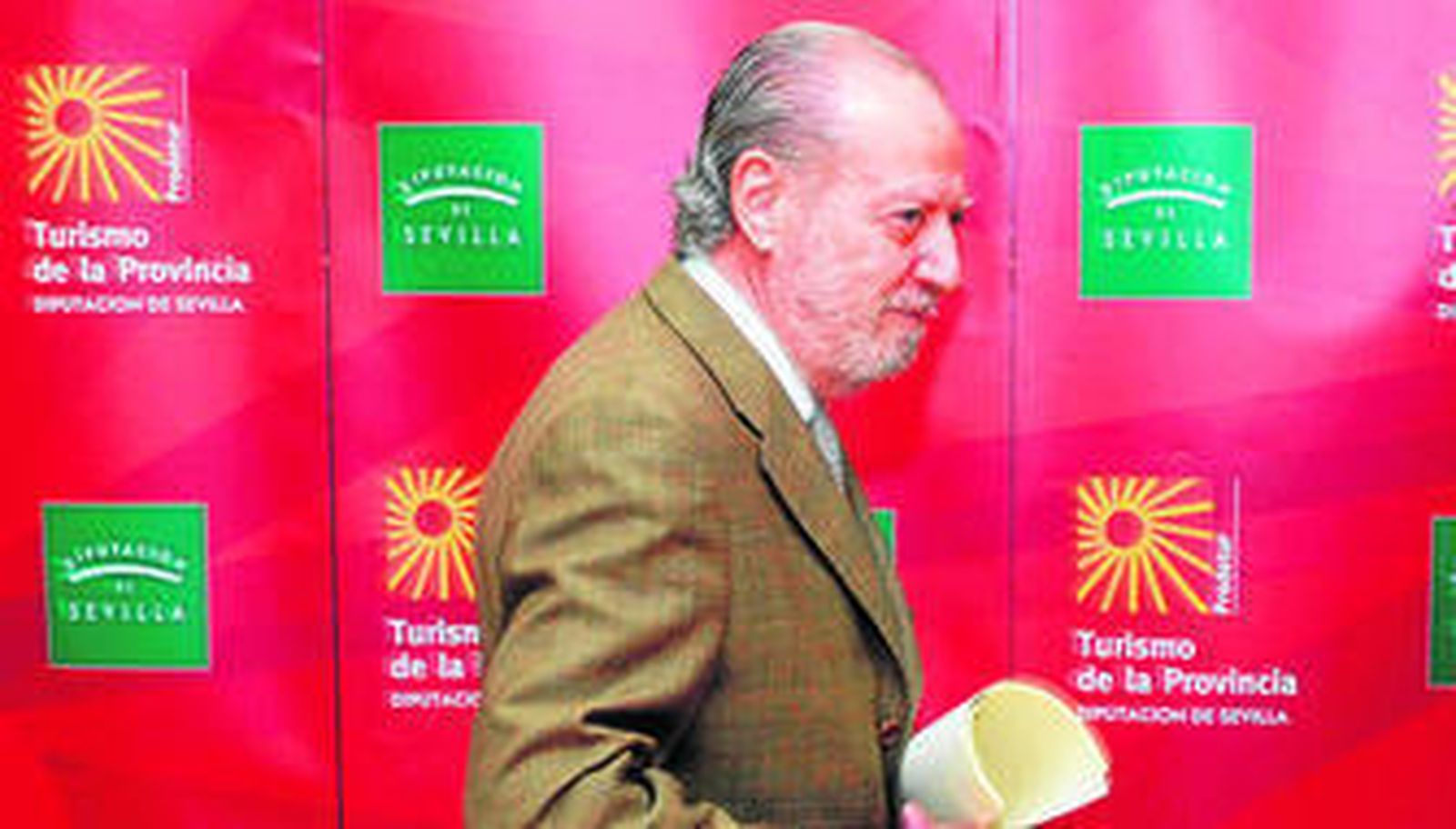 El presidente de la Diputación, Fernando Rodríguez Villalobos. Abajo, el globo aerostático que promociona la provincia en las playas andaluzas.