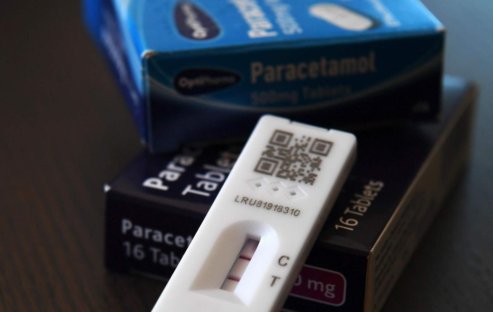 Un test dando positivo por covid.