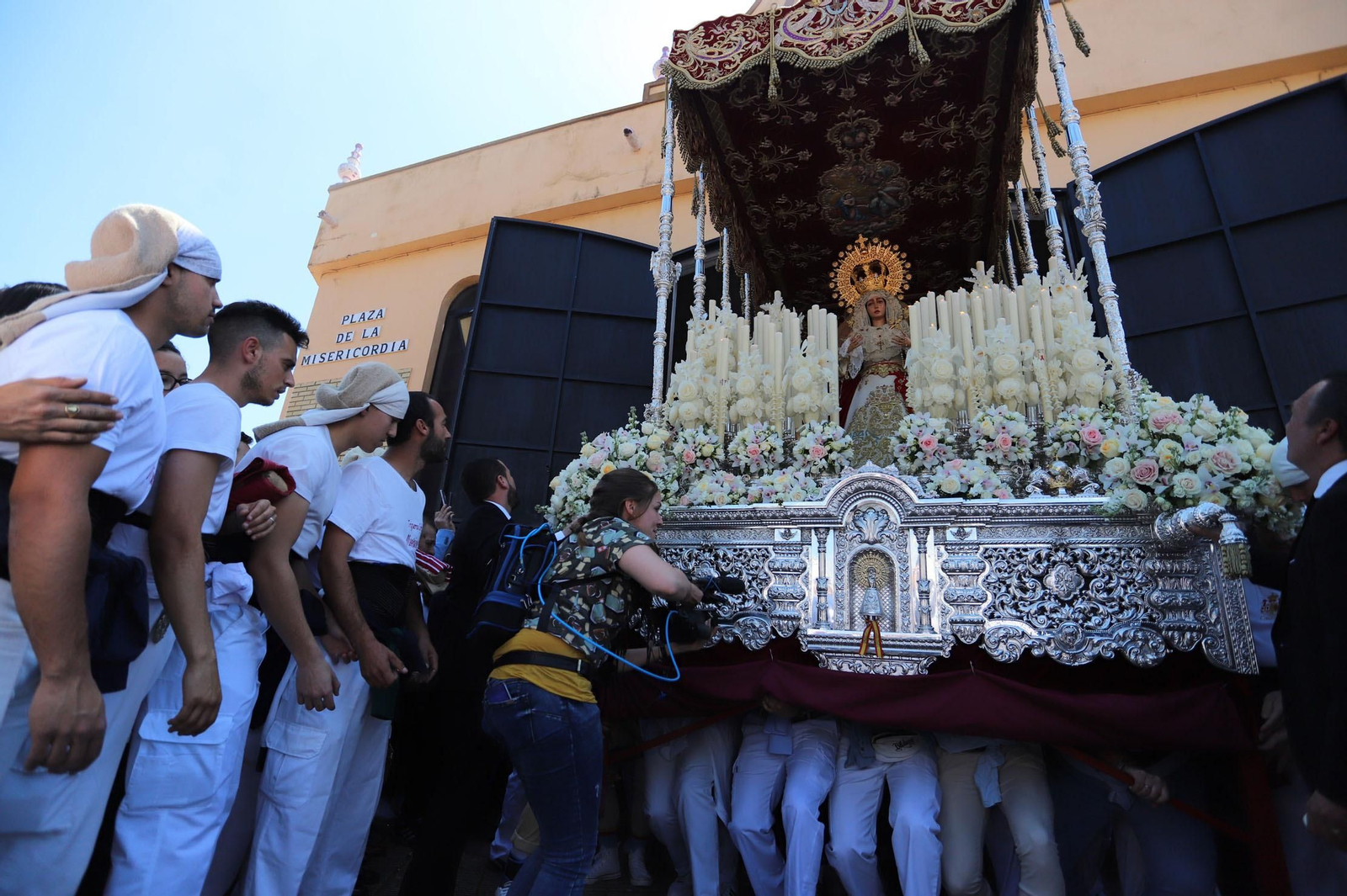 Imágenes del recorrido de la Hermandad del Cristo Cautivo de Huelva