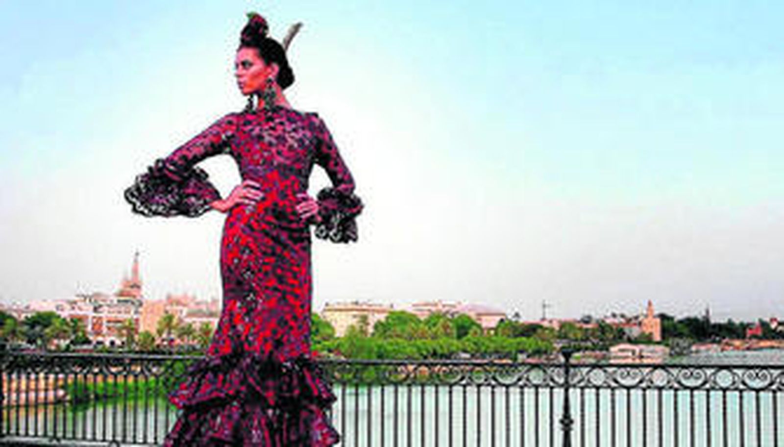 El Puente de Triana se transforma hoy en una pasarela de moda flamenca.